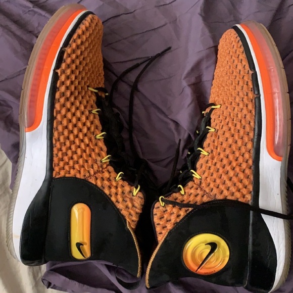 Basketball Nike shoes - Picture 3 of 5